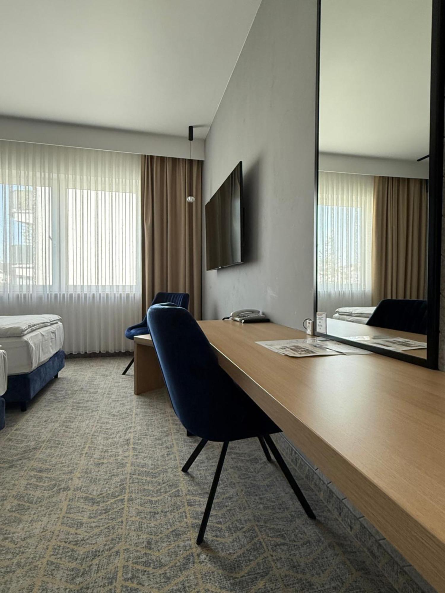 Grape Town Hotel - Park79 زيلونا غورا المظهر الخارجي الصورة