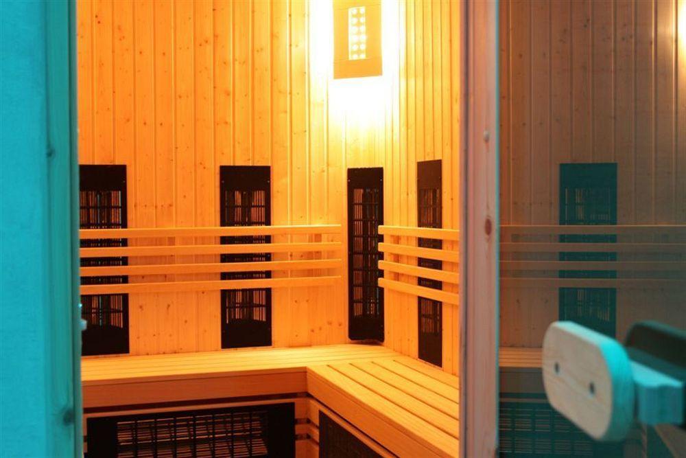 Grape Town Hotel - Park79 زيلونا غورا المظهر الخارجي الصورة