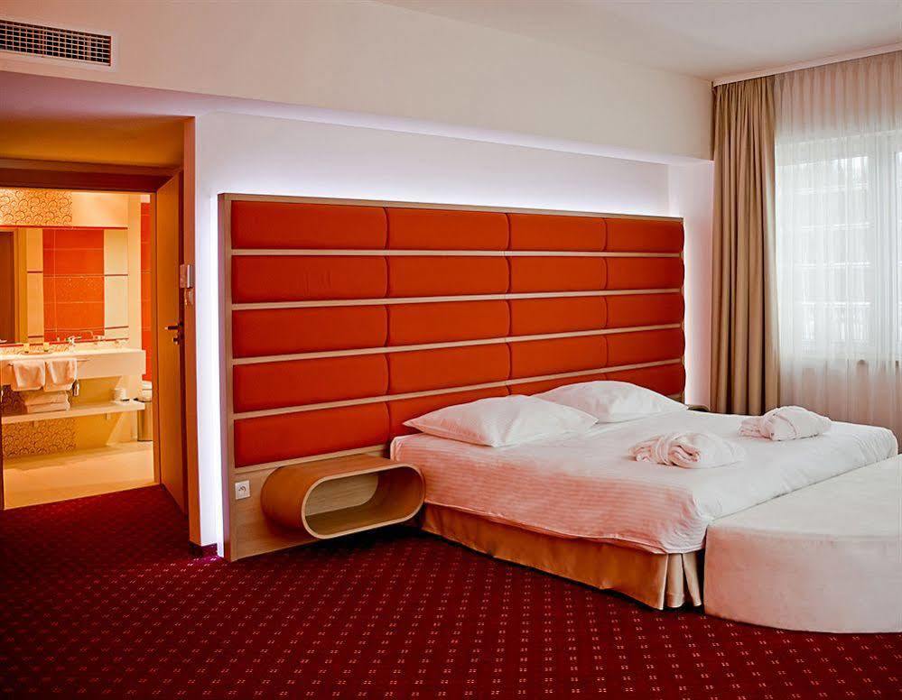 Grape Town Hotel - Park79 زيلونا غورا المظهر الخارجي الصورة